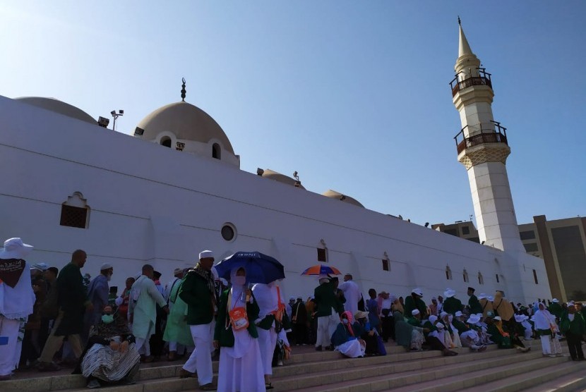 Anggota Komisi VIII pastikan dana haji tak digunakan untuk corona. Foto sejumlah jamaah haji Indonesia mengunjungi Masjid Ibnu Ahim bin Abdullah di Jeddah, (ilustrasi).