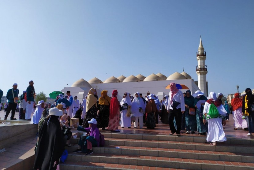 Sejumlah jamaah haji Indonesia mengunjungi Masjid Ibnu Ahim bin Abdullah di Jeddah, Ahad (18/8). Masjid ini lebih dikenal dengan nama Masjid Qishas, karena di lokasi inilah Pemerintah Arab Saudi melaksanakan hukum qishas bagi pelaku tindak pidana di Arab Saudi. 