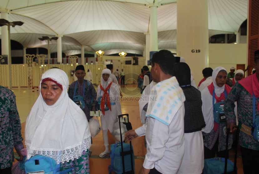 Sejumlah jamaah haji kelompok penerbangan (kloter) terakhir dari Embarkasi UPG 27 tiba di Bandara Internasional King Abdul Aziz (KAIA), Jeddah, Arab Saudi, Ahad (28/9) .(Republika/Zaky Alhamzah)