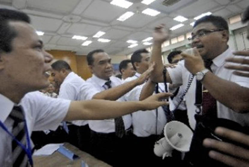 Sejumlah jamaah haji melakukan protes kepada petugas haji mengenai buruknya pelayanan dan fasilitas saat simulasi Pelatihan Petugas Panitia Penyelenggara Ibadah Haji (PPIH) Arab Saudi di Asrama Haji Pondok Gede, Jakarta.
