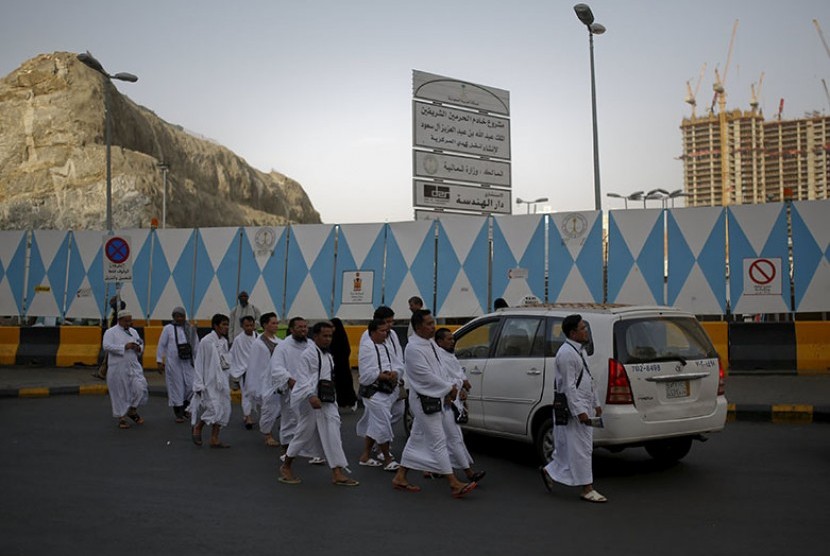 Pertama dalam Sejarah, Jamaah Haji Hanya Melewati Satu Miqat. Foto ilustrasi: Sejumlah jamaah haji mengenakan pakaian ihram berjalan menuju Masjidil Haram, Makkah.