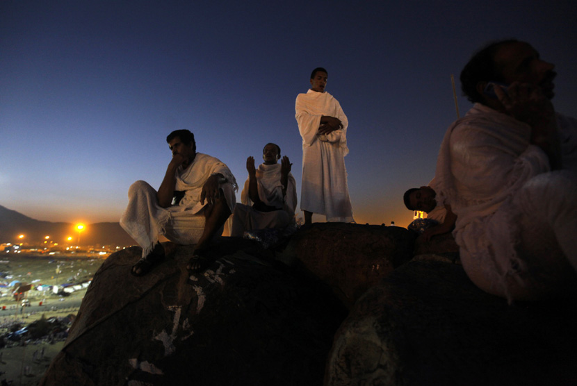 Sejumlah jamaah haji  berdoa  di bukit Jabal Rahmah saat melaksanakan ibadah wukuf di Arafah, Senin (14/10).  (AP/Amr Nabil)