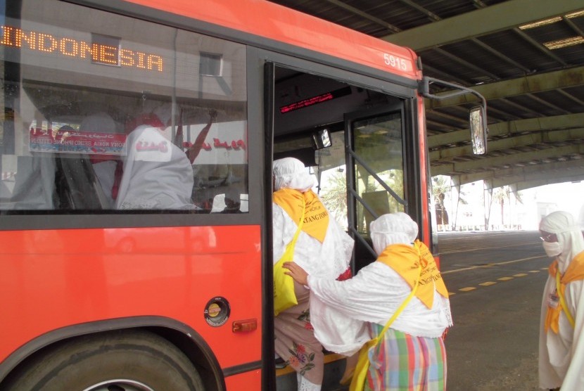 Sejumlah jamaah haji sedang naik layanan bus shalawat dari shelter di Mahbas Jin menuju ke Masjidil Haram.