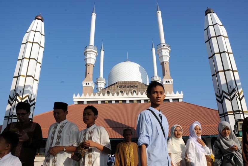  Sejumlah jamaah keluar dari Masjid Agung Jawa Tengah (MAJT), Semarang, Ahad (19/8) usai melaksanakan shalat Ied. (Aditya Pradana Putra/Republika)