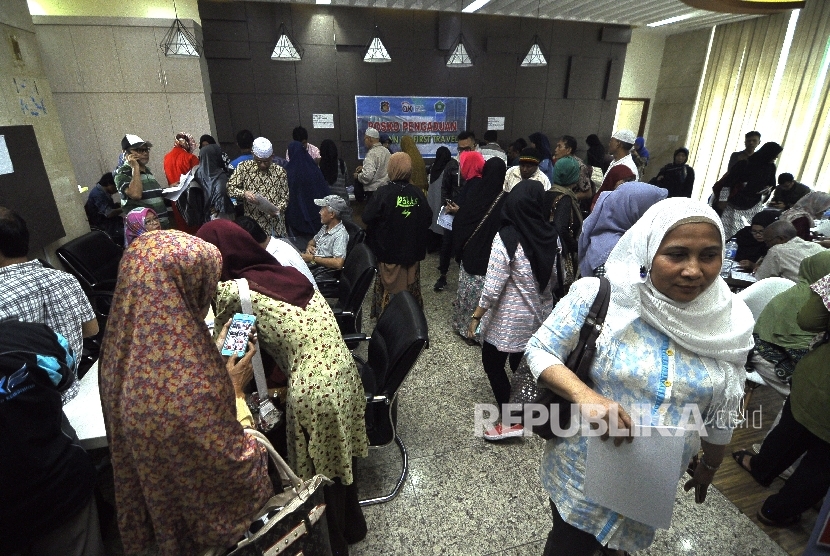 Sejumlah jamaah korban dugaan penipuan perjalan umrah First Travel mengisi formulis pengaduan di Kantor Bareskrim Polri Gambir, Jakarta Pusat, Selasa (22/8). 