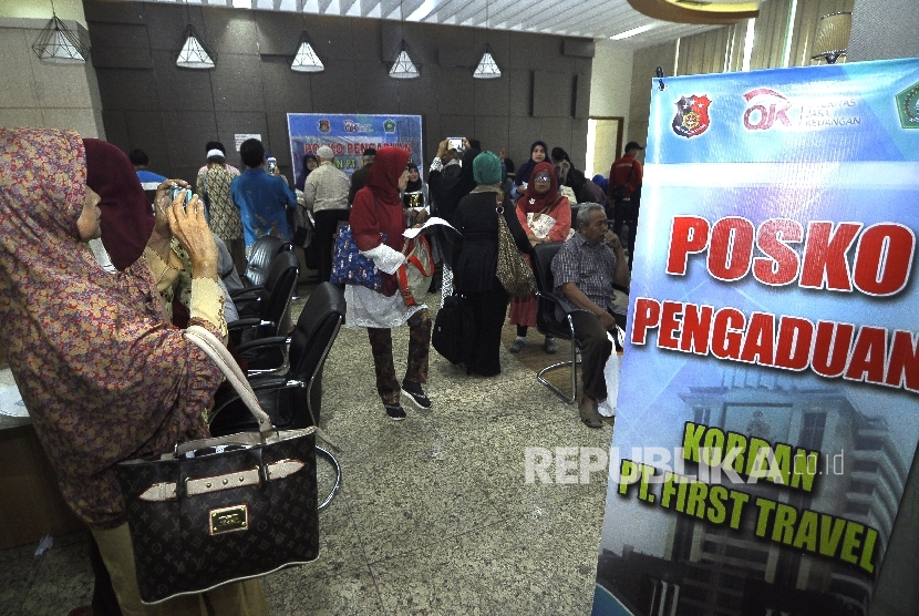 Sejumlah jamaah korban dugaan penipuan perjalan umrah First Travel mendatangi posko pengaduan korban PT First Travel di Kantor Bareskrim Polri Gambir, Jakarta Pusat, Selasa (22/8). 