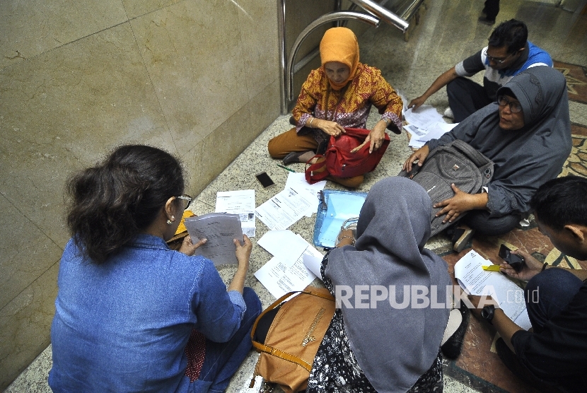 Sejumlah jamaah korban dugaan penipuan perjalan umrah First Travel mengisi formulis pengaduan di Kantor Bareskrim Polri Gambir, Jakarta Pusat, Selasa (22/8).
