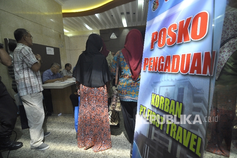 Sejumlah jamaah korban dugaan penipuan perjalan umrah First Travel mendatangi posko pengaduan korban PT First Travel di Kantor Bareskrim Polri Gambir, Jakarta Pusat, Selasa (22/8).