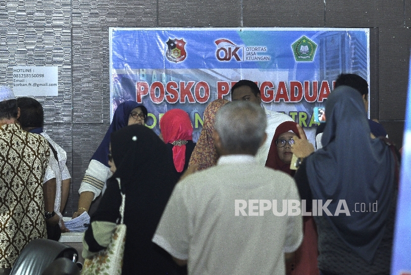 Sejumlah jamaah korban dugaan penipuan perjalan umrah First Travel mendatangi posko pengaduan korban PT First Travel di Kantor Bareskrim Polri Gambir, Jakarta Pusat, Selasa (22/8).