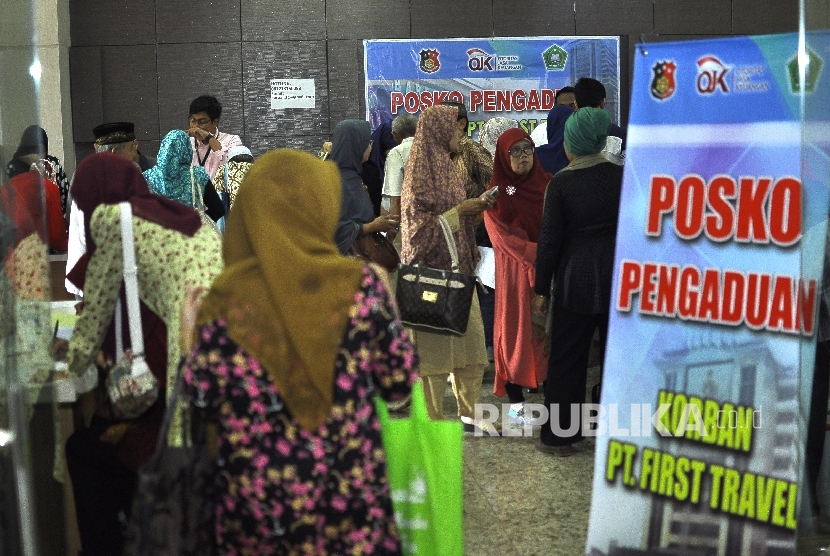 Sejumlah jamaah korban dugaan penipuan perjalan umrah First Travel mendatangi posko pengaduan korban PT First Travel di Kantor Bareskrim Polri Gambir, Jakarta Pusat, Selasa (22/8).