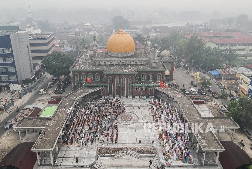 Sejumlah jamaah melaksanakan sholat di Masjid Raya Nur Alam, Pekanbaru, Riau. 