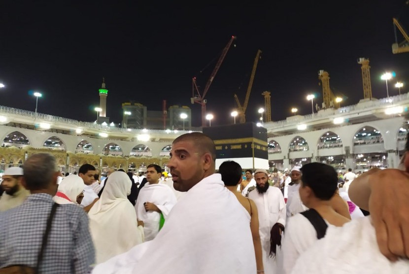 Sejumlah jamaah melaksanakan tawaf, mengelilingi Ka'bah sebagai bagian dari pelaksanaan ibadah umrah, Sabtu (3/8) dinihari waktu Arab Saudi. Menjelang puncak haji, jamaah memanfaatkan waktu luang untuk beribadah.