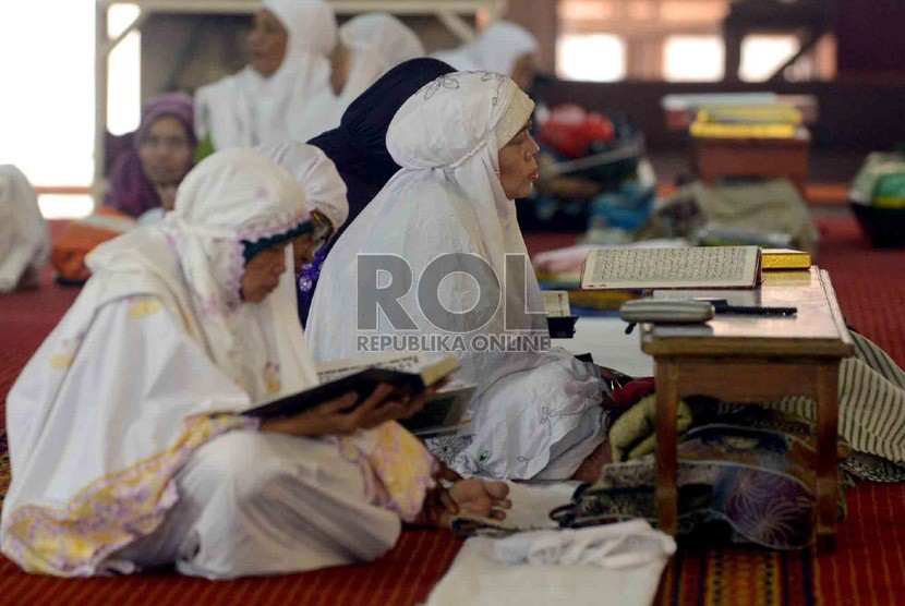 Sejumlah jamaah membaca Alquran di Masjid Istiqlal, Jakarta, Rabu (10/7).  (Republika/Agung Supriyanto)