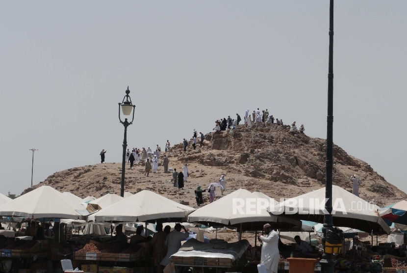 Sejumlah jamaah menaiki Jabal Ruma dekat dengan ke pemakaman Syuhada Uhud, sekitar lima kilo meter sebelah Utara kota Madinah, Ahad (13/8).  (Republika/Amin Madani)
