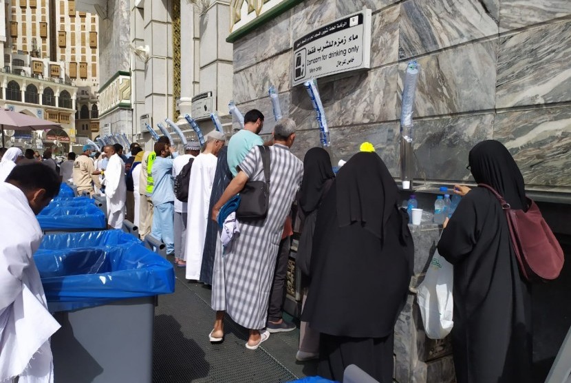 Sejumlah jamaah mengambil air zamzam di pelataran Masjidil Haram, Makkah,  Rabu (7/8).  Air zamzam itu digunakan untuk minum dan juga untuk menyiram atau disemprotkan ke wajah di saat cuaca panas. 