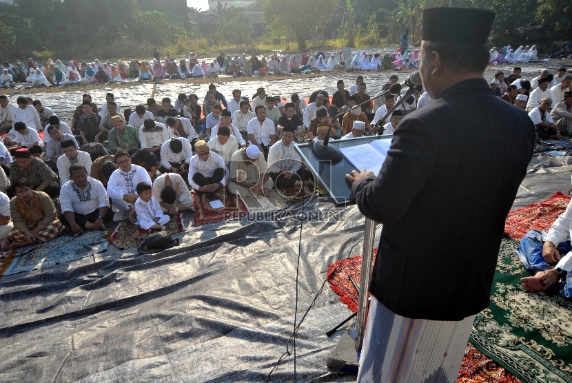   Sejumlah Jamaah Muslim Muhammadiyah melaksanakan Sholat Id di lapangan.