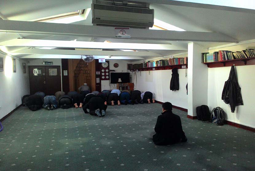 Sejumlah jamaah sedang menunaikan shalat fardhu di Masjid Abu Bakr Cambridge, Inggris. Muslim Cambridge Merasa tak Aman Sejak Masjid Dirusak