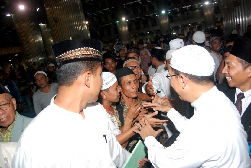 Sejumlah jamaah takbir nasional bersalaman dengan Menteri Agama, Lukman Hakim Saefudin di Masjid Istiqlal, Jakarta Pusat, Ahad (27/7).