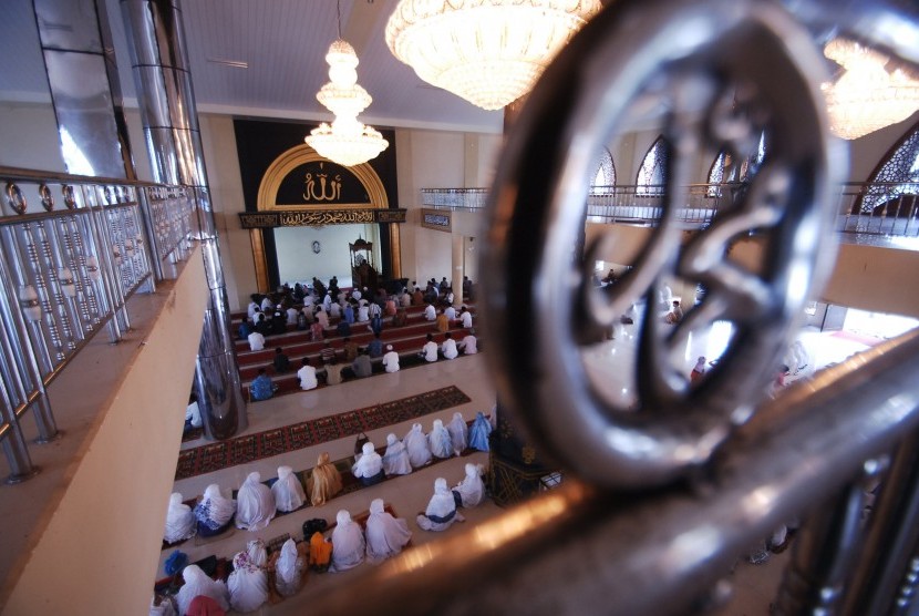  Sejumlah Jamaah Tarekat Syattariyah, mendengarkan khutbah sebelum shalat Idul Adha di Masjid Agung Syekh Burhanudiin, Ulakan, Padangpariaman, Sumatera Barat, Jumat (25/9).