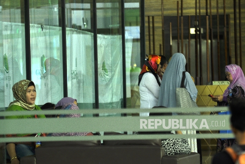  Sejumlah jamaah Umrah First Travel menunggu di Kantor Pusat First Travel, Jalan TB Simatupang, Jakarta (Ilustrasi)