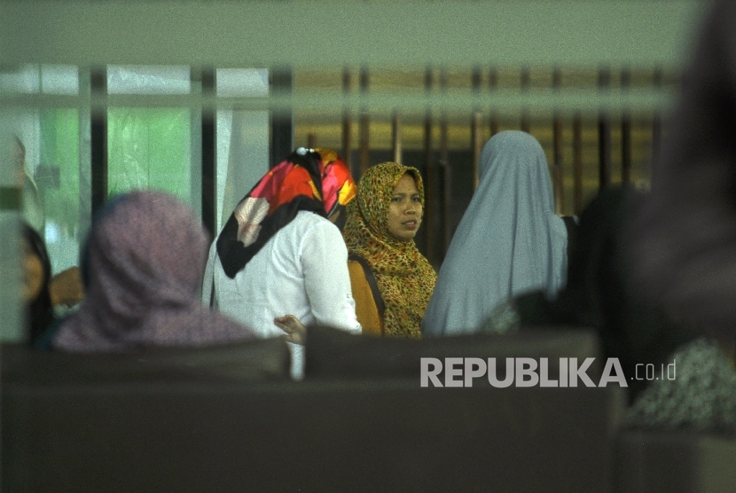  Sejumlah jamaah Umrah First Travel menunggu di Kantor Pusat First Travel, Jalan TB Simatupang, Jakarta, Kamis (10/8).