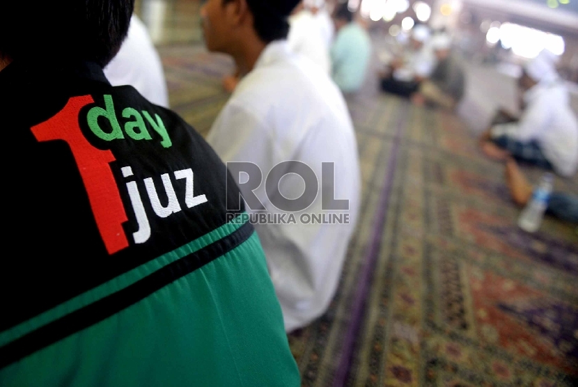Sejumlah jamaah yang tergabung dalam komunitas One Day On eJuz (ODOJ) melakukan tilawah bersama dalam rangkaian Dzikir Nasional di Masjid Attin, Jakarta, Kamis ((31/12).  (Republika/Wihdan) 