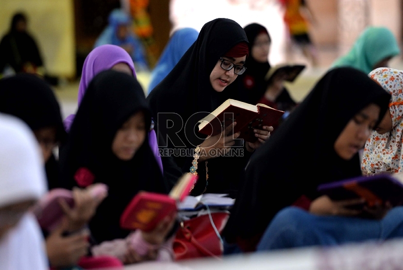 Sejumlah jamaah yang tergabung dalam komunitas One Day On eJuz (ODOJ) melakukan tilawah bersama dalam rangkaian Dzikir Nasional di Masjid At-Tin, Jakarta, Kamis ((31/12).  (Republika/Wihdan) 