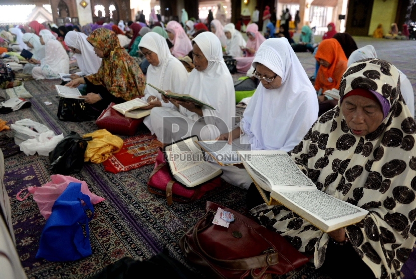 Sejumlah jamaah yang tergabung dalam komunitas One Day On eJuz (ODOJ) melakukan tilawah bersama dalam rangkaian Dzikir Nasional di Masjid At-Tin, Jakarta, Kamis ((31/12).  (Republika/Wihdan) 