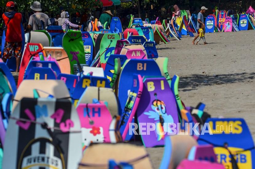Sejumlah jasa sewa papan selancar sepi penyewa di Pesisir Pantai, Kabupaten Pangandaran, Jawa Barat.