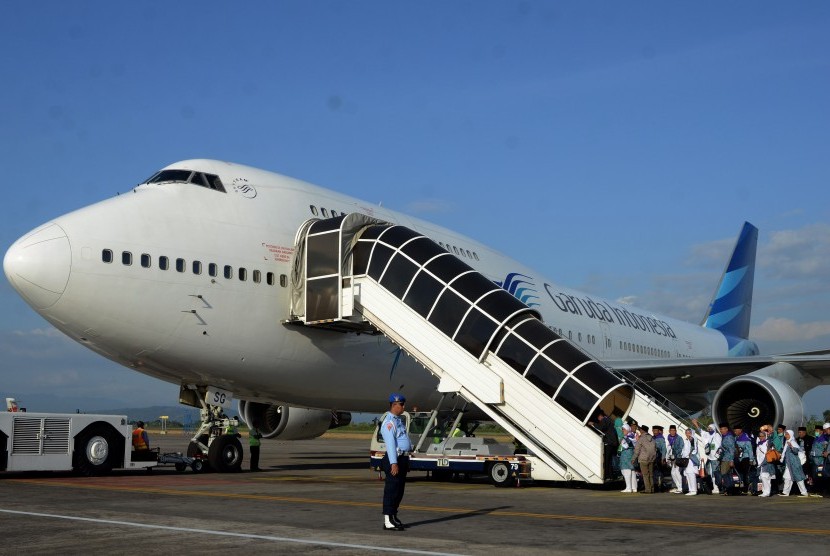 Sejumlah penumpang menaiki pesawat di Bandara Internasional Sultan Hasanuddin, Makassar, Sulawesi Selatan, Selasa (9/8). 