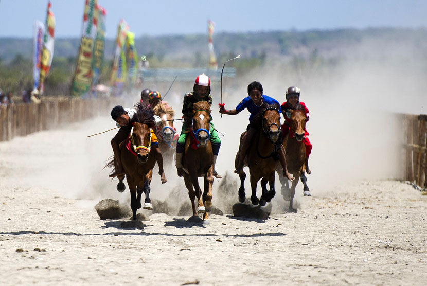  Sejumlah joki cilik memacu kuda mereka saat gelaran Pacuan Kuda Tradisional (Main Jaran) di kawasan Penyaring, Moyo Utara, Sumbawa, NTB. Ketua DPRD NTB minta penggunaan joki cilik dalam pacuan kuda di Sumbawa dihentikan.