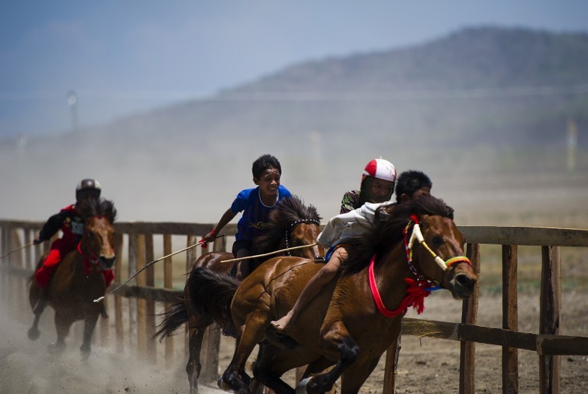Sejumlah joki cilik memacu kuda mereka saat gelaran Pacuan Kuda Tradisional (Main Jaran) di kawasan Penyaring, Moyo Utara, Sumbawa, NTB. KPPPA mengakui sulitnya untuk menghentikan tradisi joki anak.