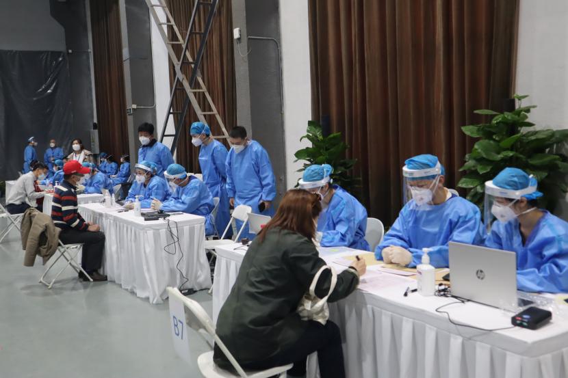 Perusahaan UEA akan Mulai Memproduksi Vaksin Sinopharm. Sejumlah jurnalis asing menjawab pertanyaan petugas kesehatan mengenai riwayat kesehatan sebelum disuntik vaksin COVID-19 dosis pertama di kawasan Museum Chaoyang Park, Beijing, China, Selasa (23/3/2021). Sedikitnya 160 jurnalis asing yang bertugas di Beijing dan ratusan diplomat mendapatkan suntikan vaksin buatan Sinopharm dalam program vaksinasi massal khusus untuk warga negara asing