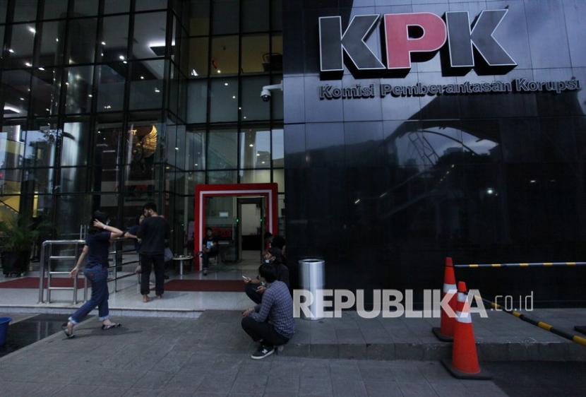 Sejumlah Jurnalis beraktivitas di halaman Gedung Komisi Pemberantasan Korupsi (KPK), Jakarta, Kamis (28/1/2021). Transparency International Indonesia (TII) menyatakan bahwa indeks persepsi korupsi Indonesia pada 2020 turun ke peringkat ke 102 dari 180 Negara dibandingan pada tahun 2019, Indonesia menempati posisi ke 85. 