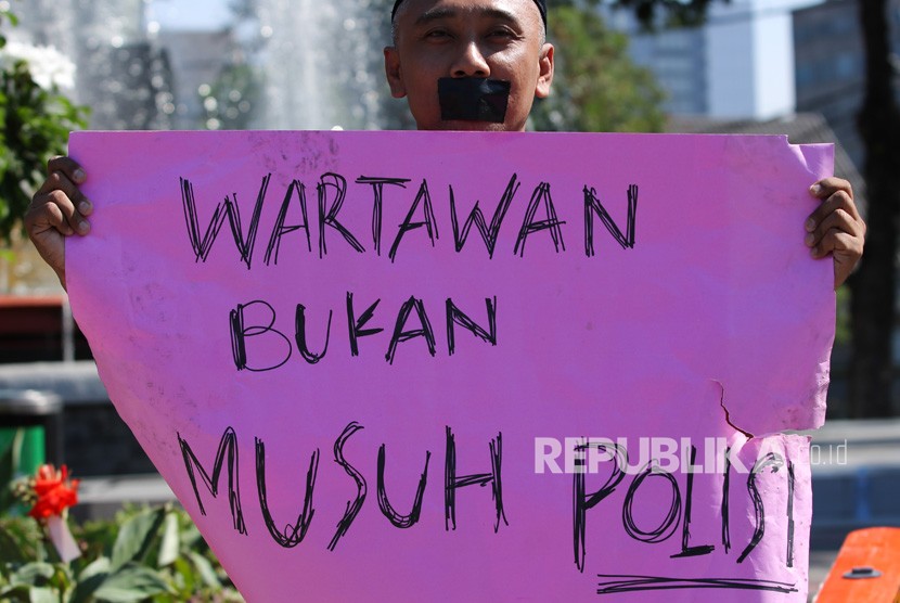 Sejumlah jurnalis berunjuk rasa di Jalan Gubernur Suryo, Surabaya, Jawa Timur, Rabu (25/9/2019).