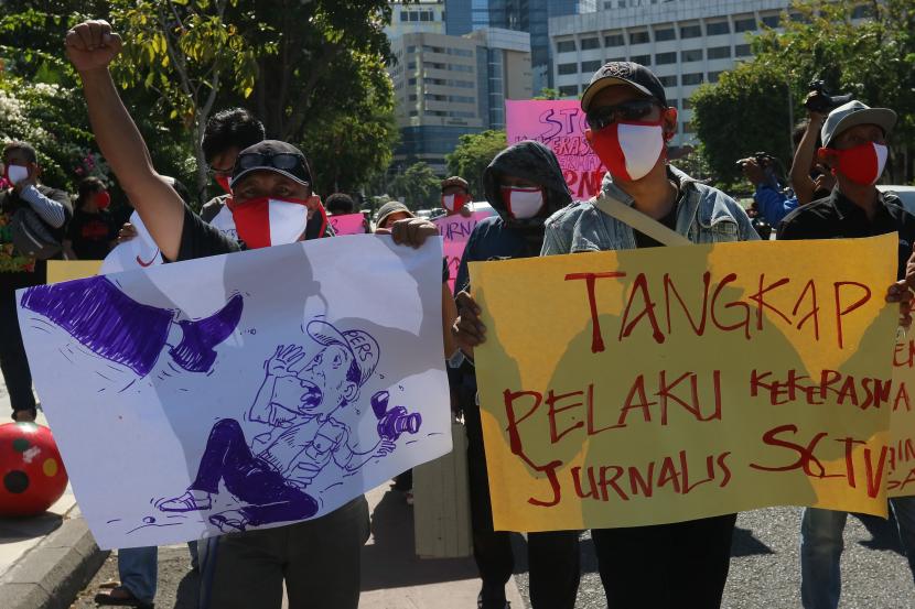 Sejumlah jurnalis berunjuk rasa di Surabaya, Jawa Timur, Sabtu (29/8/2020). Aksi itu mengecam tindakan kekerasan yang diduga dilakukan oleh salah satu oknum panitia sepak bola Piala Bupati Lampung Utara terhadap salah satu jurnalis SCTV-Indosiar berinisial A Y di Lampung Utara.