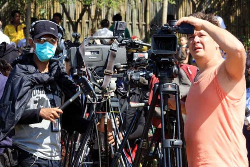  Sejumlah jurnalis dari berbagai media dalam dan luar negeri meliput proses evakuasi korban pesawat Sukhoi Superjet 100 di kawasan Cijeruk, Bogor, Sabtu (12/5). 