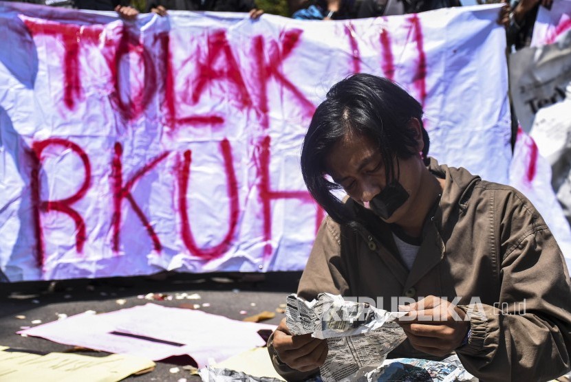 [ilustrasi] Sejumlah jurnalis dari media televisi, cetak dan televisi melakukan aksi teatrikal saat Aksi Tolak Kekerasan Terhadap Jurnalis dan Tolak Pengesahan RKUHP di depan Gedung DPRD Kota Cimahi, Kota Cimahi, Kamis (26/9).