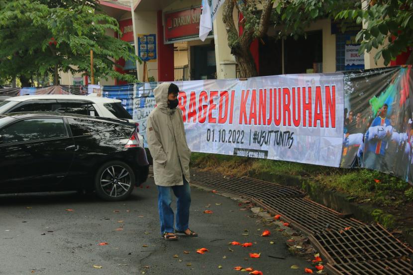 Sejumlah jurnalis di Malang Raya atau biasa disebut JMR turut menggelar aksi untuk memperingati 40 hari Tragedi Kanjuruhan, Rabu (9/11/2022). Aksi tersebut dilakukan melalui pembeberan spanduk berisikan foto-foto karya jurnalistik. 