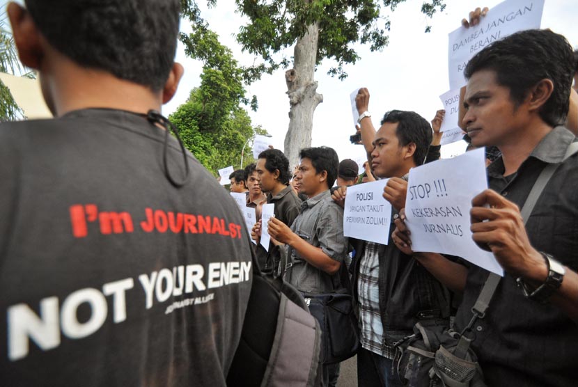  Sejumlah jurnalis Mataram membawa poster saat melakukan aksi damai terkait peristiwa kekerasan dan pengrusakan kantor TVRI Gorontalo di Mapolda NTB, Mataram, Kamis (28/3).  (Antara/Ahmad Subaidi)