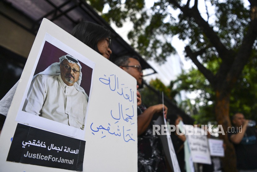 Sejumlah jurnalis melakukan aksi solidaritas bagi wartawan Arab Saudi Jamal Khashoggi di depan Kedutaan Besar Arab Saudi, Jakarta, Jumat (19/10/2018).