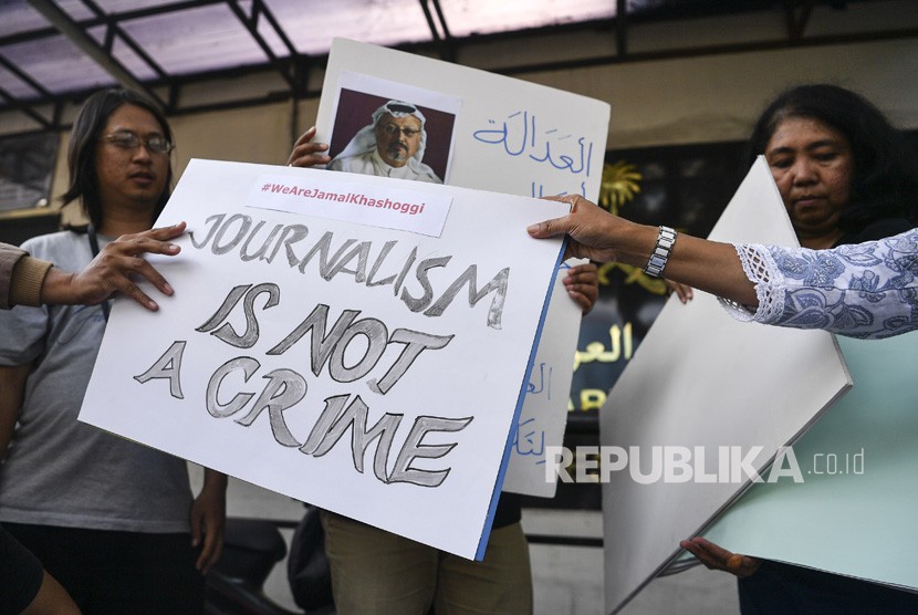 Sejumlah jurnalis melakukan aksi solidaritas bagi wartawan Arab Saudi Jamal Khashoggi di depan Kedutaan Besar Arab Saudi, Jakarta, Jumat (19/10/2018).