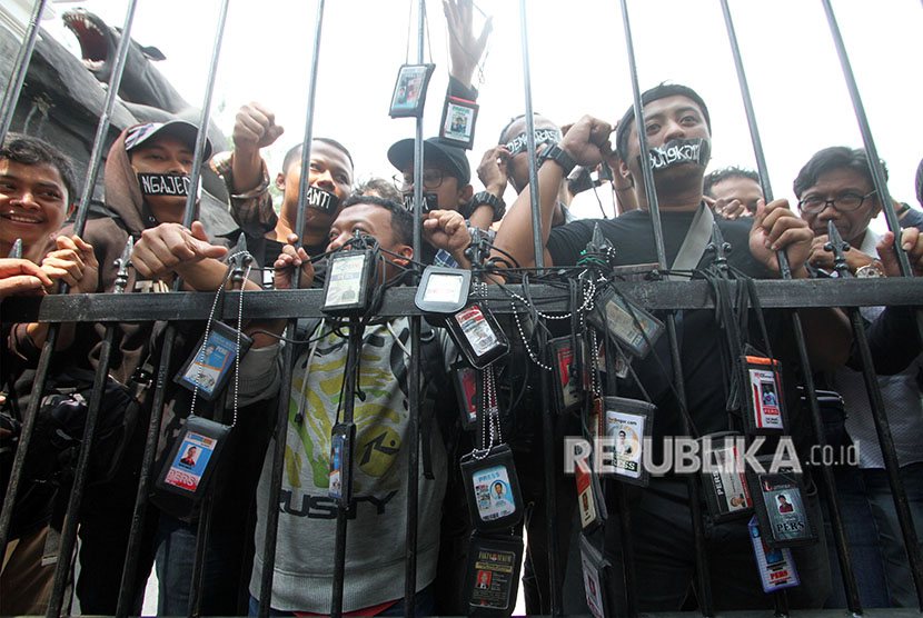 Sejumlah jurnalis melakukan aksi solidaritas menolak kekerasan terhadap wartawan di depan kantor Mapolresta Bogor Kota, Bogor, Jawa Barat, Sabtu (2/6).