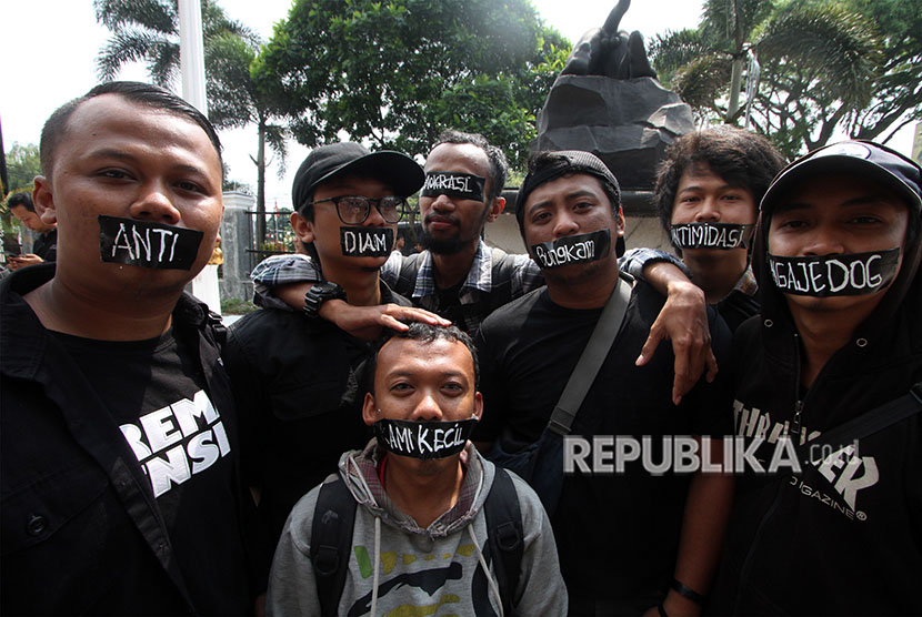 Sejumlah jurnalis melakukan aksi solidaritas menolak kekerasan terhadap wartawan di depan kantor Mapolresta Bogor Kota, Bogor, Jawa Barat, Sabtu (2/6).