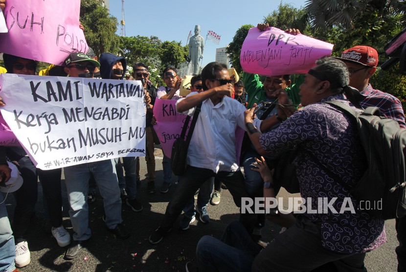 Sejumlah jurnalis melakukan aksi teatrikal saat berunjuk rasa di Jalan Gubernur Suryo, Surabaya, Jawa Timur, Rabu (25/9/2019). 