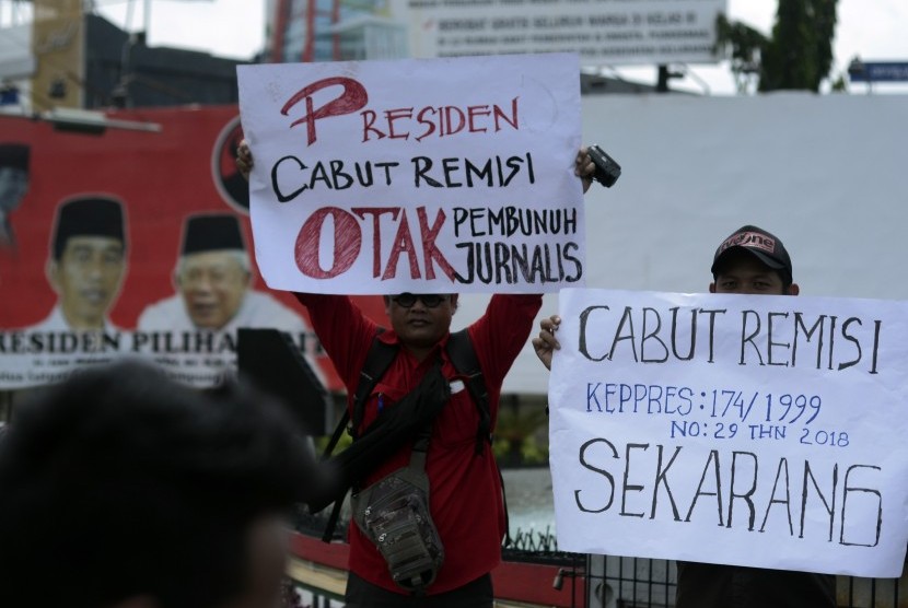 Sejumlah jurnalis membentangkan poster dan spanduk saat aksi damai di Tugu Adi Pura Bandar Lampung, Lampung, Sabtu (26/1/2019). 