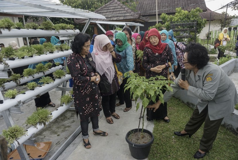 PKK cadres joined workshop on cultivation of chili planting in Agricultural Technology Assessment Office (BPTP) Yogyakarta, Maguwoharjo, Sleman, DI Yogyakarta, Thursday (April 6).