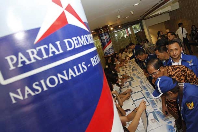  Sejumlah kader Partai Demokrat seluruh Indonesia melakukan pendaftaran setibanya di arena KLB Partai Demokrat di Hotel Inna Grand Bali Beach, Sanur, Bali, Jumat (29/3).