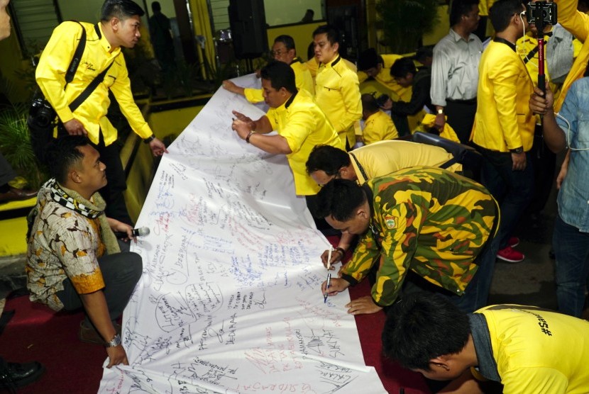 Sejumlah kader Partai Golkar membubuhkan tanda tangan dukungan untuk Ketua DPD Partai Golkar Jabar Dedi Mulyadi saat menggelar aksi di kantor DPD Golkar Jabar di Bandung, Jawa Barat, Selasa (26/9).
