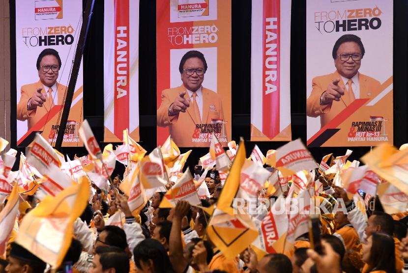 Sejumlah kader Partai Hati Nurani Rakyat (Hanura) mengibarkan bendera dalam musyawarah nasional (Munas) Hanura di Jakarta, Selasa (17/12/2019) malam. Dalam Munas yang beragendakan pemilihan ketua umum itu Oesman menjadi kandidat tunggal untuk periode 2019-2024. 